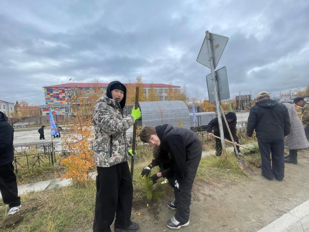 Посадка саженцев к 100-летнему юбилею поселка Сангар и ко Дню работников лесной отрасли в Кобяйском районе Посадка саженцев к 100-летнему юбилею поселка Сангар и ко Дню работников лесной отрасли в Кобяйском районе