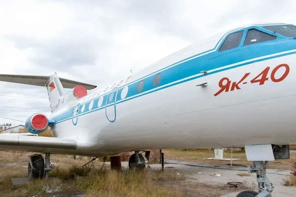 Легендарные самолеты-памятники Ан-24 и Як-40 обновили в Якутске Легендарные самолеты-памятники Ан-24 и Як-40 обновили в Якутске