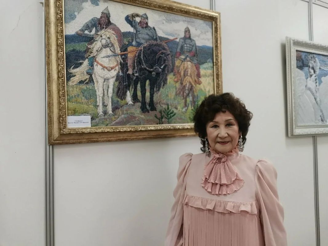 Картину из бисера Ульяны Нохсоровой, вошедшую в Книгу рекордов России, выставили в Якутске Картину из бисера Ульяны Нохсоровой, вошедшую в Книгу рекордов России, выставили в Якутске