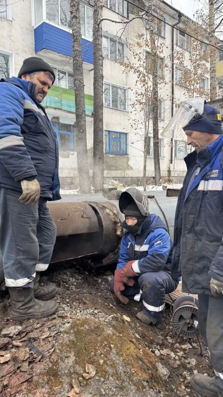 День вызовов. Сегодня день начался с вызовов для жителей Нерюнгринского района 07:22 поступил вызов в пожарную часть о возгорании подстанции Нерюнгринской ГРЭС В ликвидации пожара участвовали 51 человек и 15 автомашин Пожар... День вызовов. Сегодня день начался с вызовов для жителей Нерюнгринского района 07:22 поступил вызов в пожарную часть о возгорании подстанции Нерюнгринской ГРЭС В ликвидации пожара участвовали 51 человек и 15 автомашин Пожар...