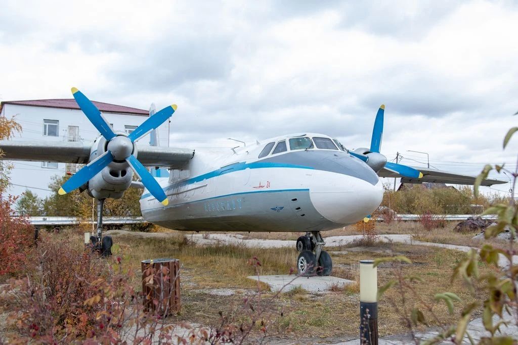 В Якутске обновили легендарные самолеты-памятники Ан-24 и Як-40 на площади «Ворота Якутска» В Якутске обновили легендарные самолеты-памятники Ан-24 и Як-40 на площади «Ворота Якутска»