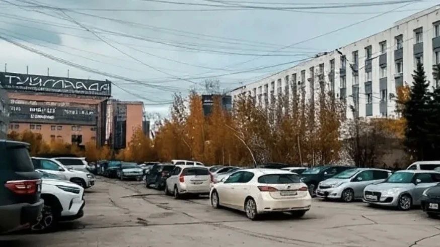 На улице Аммосова закроют половину парковки у ДП-2
