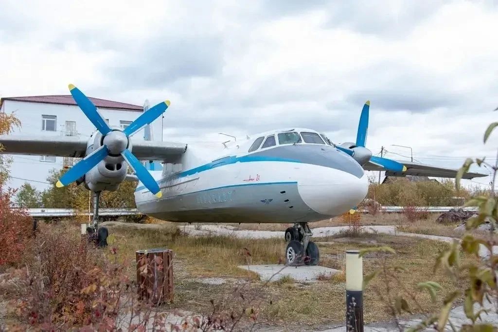 Легендарные самолеты-памятники Ан-24 и Як-40 обновили в Якутске Легендарные самолеты-памятники Ан-24 и Як-40 обновили в Якутске