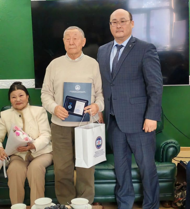 В Доме Правительства №1 прошло торжественное мероприятие, посвященное 75-летнему юбилею Анатолия Игнатьевича Чомчоева — известного государственного и общественного деятеля, изобретателя, народного депутата Государственного... В Доме Правительства №1 прошло торжественное мероприятие, посвященное 75-летнему юбилею Анатолия Игнатьевича Чомчоева — известного государственного и общественного деятеля, изобретателя, народного депутата Государственного...