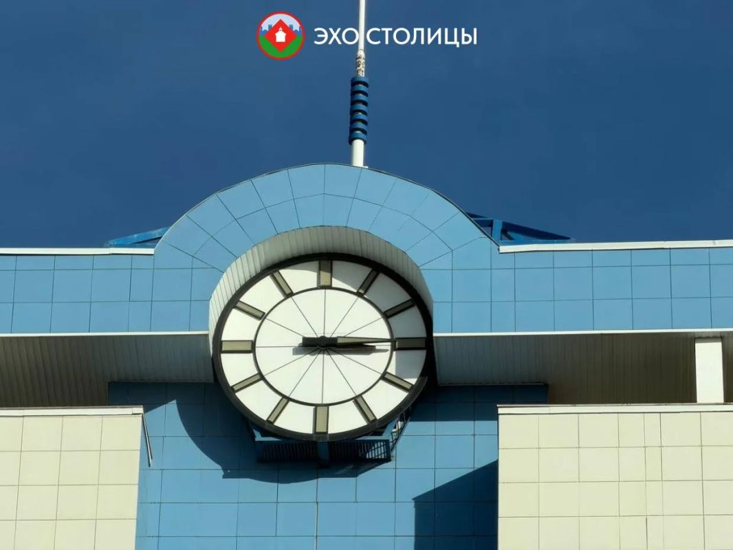 Фотофакт: в 203 микрорайоне «ожили» часы на известном доме Фотофакт: в 203 микрорайоне «ожили» часы на известном доме