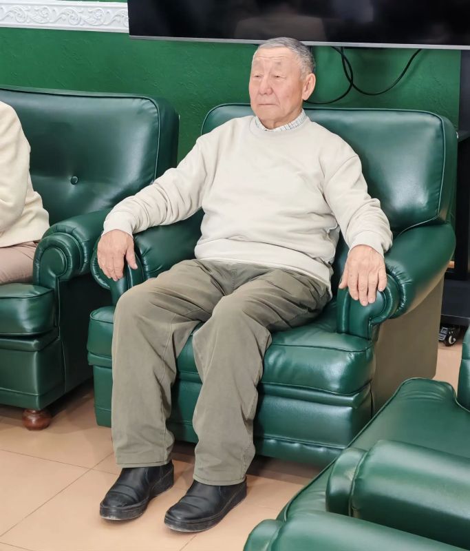 В Доме Правительства №1 прошло торжественное мероприятие, посвященное 75-летнему юбилею Анатолия Игнатьевича Чомчоева — известного государственного и общественного деятеля, изобретателя, народного депутата Государственного... В Доме Правительства №1 прошло торжественное мероприятие, посвященное 75-летнему юбилею Анатолия Игнатьевича Чомчоева — известного государственного и общественного деятеля, изобретателя, народного депутата Государственного...