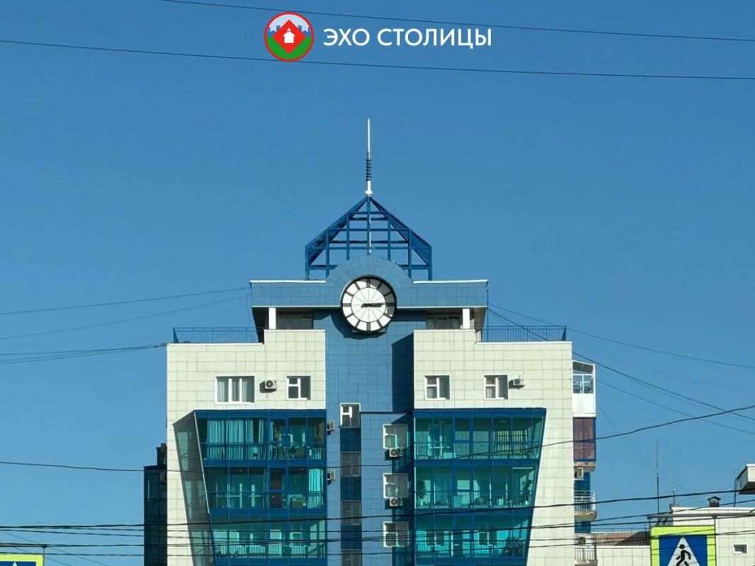 Фотофакт: в 203 микрорайоне «ожили» часы на известном доме Фотофакт: в 203 микрорайоне «ожили» часы на известном доме