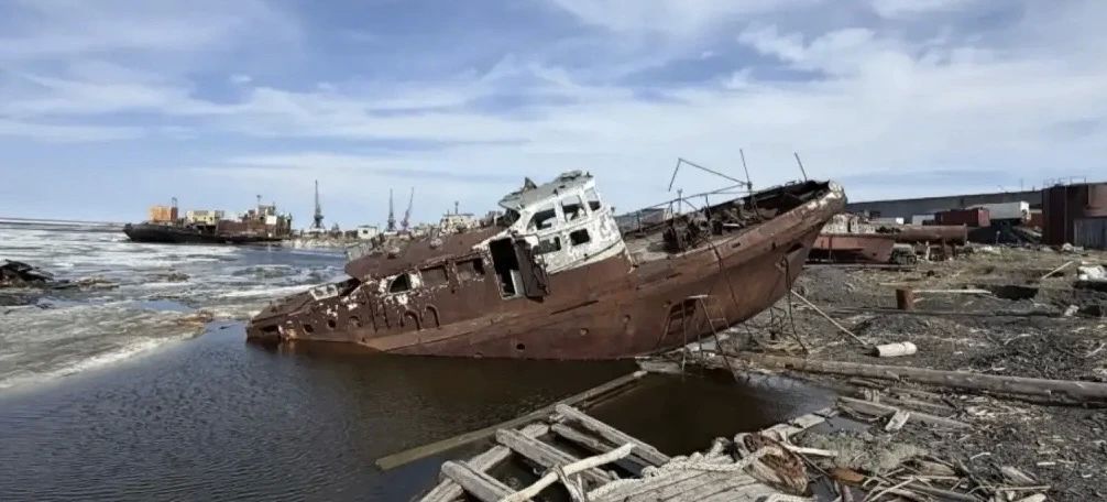 Затонувшее судно удалили в морском порту в Тикси