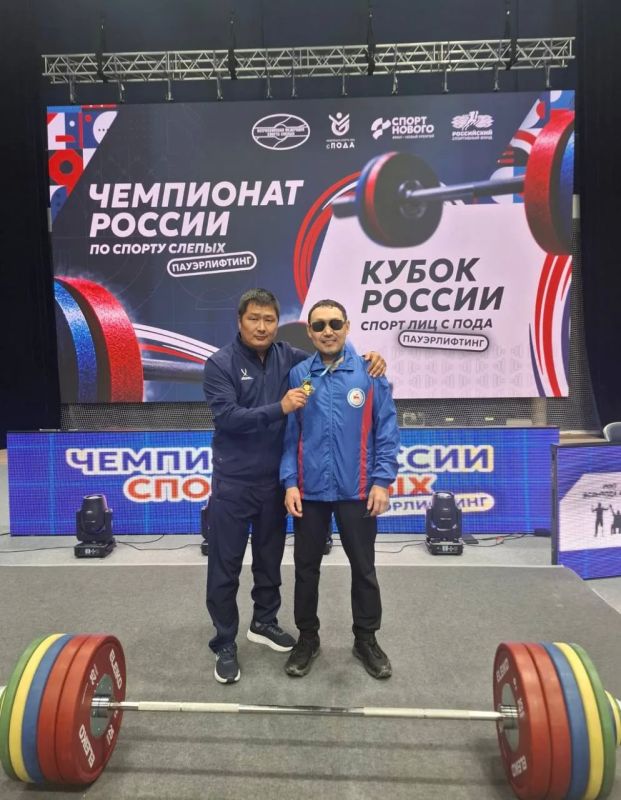 Альберт Никифоров впервые стал чемпионом России по спорту слепых пауэрлифтеров в весовой категории до 67,5 кг! Он этим видом спорта занимается десять лет, но ранее всегда занимал вторые и третьи места