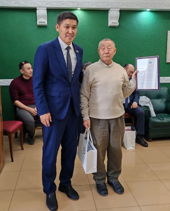 В Доме Правительства №1 прошло торжественное мероприятие, посвященное 75-летнему юбилею Анатолия Игнатьевича Чомчоева — известного государственного и общественного деятеля, изобретателя, народного депутата Государственного...