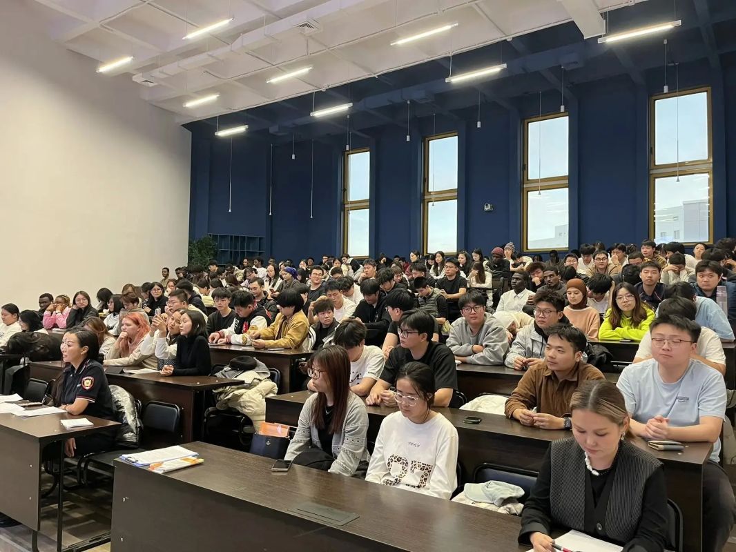 Полицейские провели профилактическую лекцию для иностранных студентов первых курсов Северо-Восточного федерального университета Полицейские провели профилактическую лекцию для иностранных студентов первых курсов Северо-Восточного федерального университета