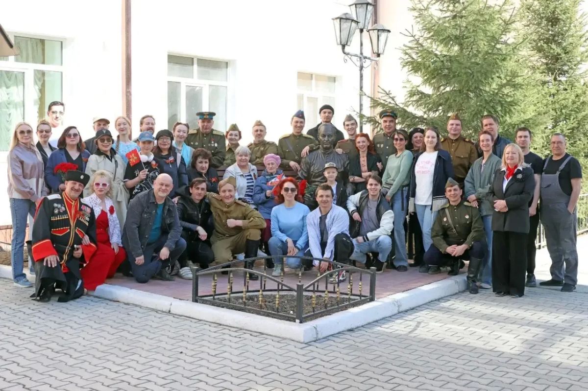 Дорогие наши зрители! Сегодня для всего нашего театра особенная дата, ведь 24 сентября мы отмечаем 100-летие легендарного артиста, нашего любимого учителя, народного артиста РСФСР, народного артиста ЯАССР, ветерана Великой... Дорогие наши зрители! Сегодня для всего нашего театра особенная дата, ведь 24 сентября мы отмечаем 100-летие легендарного артиста, нашего любимого учителя, народного артиста РСФСР, народного артиста ЯАССР, ветерана Великой...