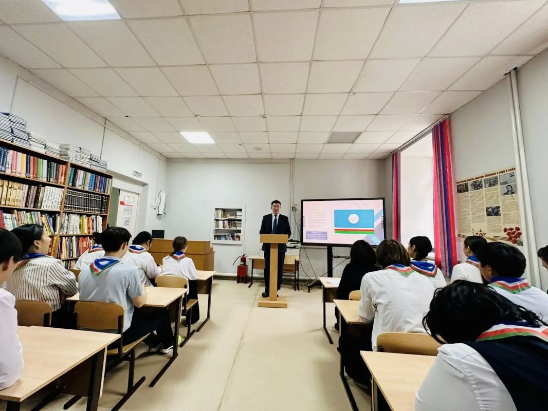 Петр Попов провел классный час в СОШ №9 в преддверии Дня государственности Республики Саха (Якутия)