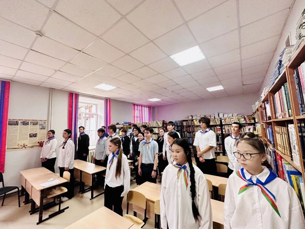 Петр Попов провел классный час в СОШ №9 в преддверии Дня государственности Республики Саха (Якутия) Петр Попов провел классный час в СОШ №9 в преддверии Дня государственности Республики Саха (Якутия)