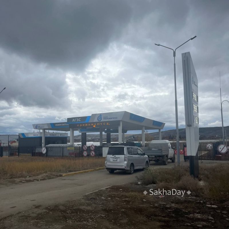 Непривычная картина: две машины в очереди на газовую заправку в порту