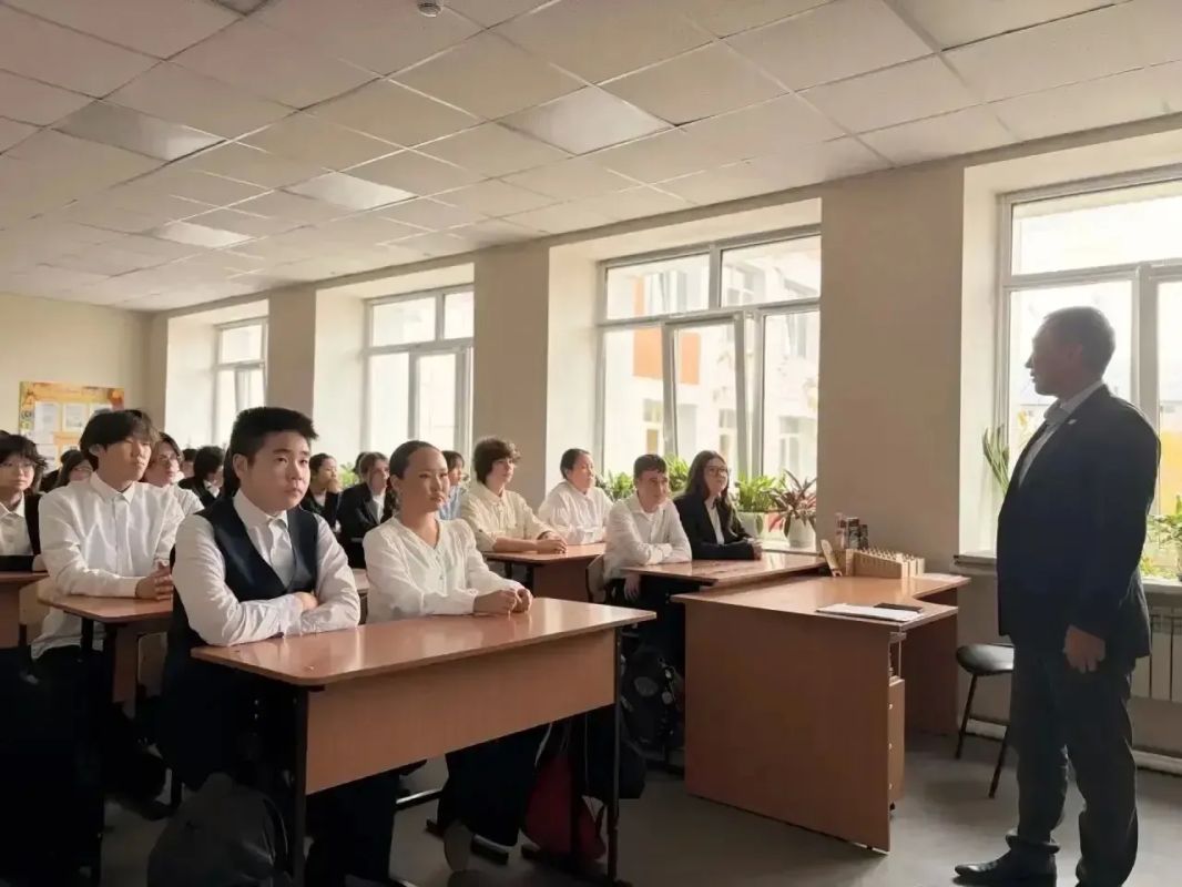 Уроки государственности: говорим с молодежью об истории и будущем Якутии Уроки государственности: говорим с молодежью об истории и будущем Якутии
