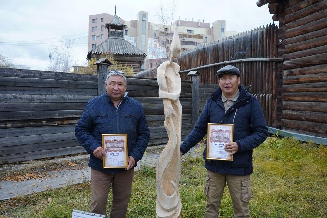 В Якутске торжественно открыли «Купеческий берег»: первые скульптуры украсили Старый город В Якутске торжественно открыли «Купеческий берег»: первые скульптуры украсили Старый город