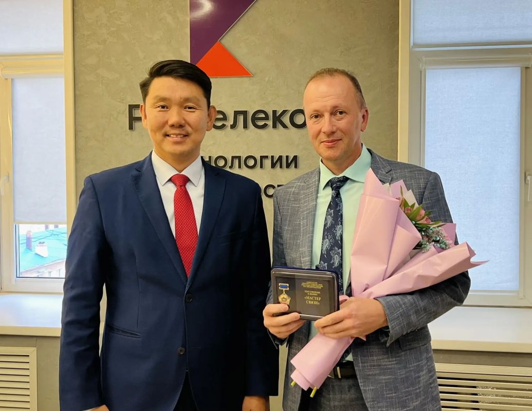 Министр инноваций поздравил коллектив «Сахателекома» с 25-летием Министр инноваций поздравил коллектив «Сахателекома» с 25-летием