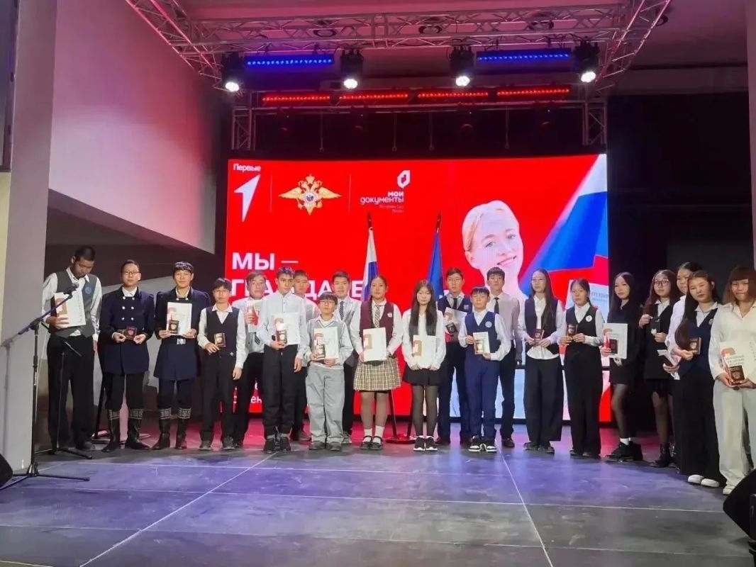 Полицейские вручили юным якутянам первые паспорта во время торжественного мероприятия, приуроченного ко Дню государственности Республики Саха (Якутия)