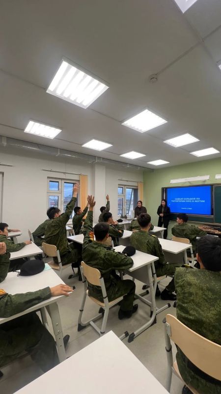 Сотрудники Государственного комитета юстиции Республики Саха (Якутия) провели классный час в Якутской кадетской школе-интернате, приуроченный ко Дню государственности республики Сотрудники Государственного комитета юстиции Республики Саха (Якутия) провели классный час в Якутской кадетской школе-интернате, приуроченный ко Дню государственности республики