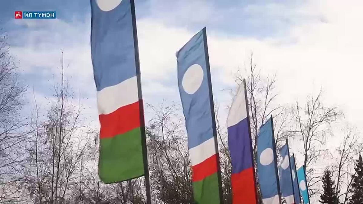 Накануне Дня государственности спикер Ил Тумэна Алексей Еремеев и депутаты возложили цветы к памятникам Илье Винокурову и Максиму Аммосову в Намском улусе