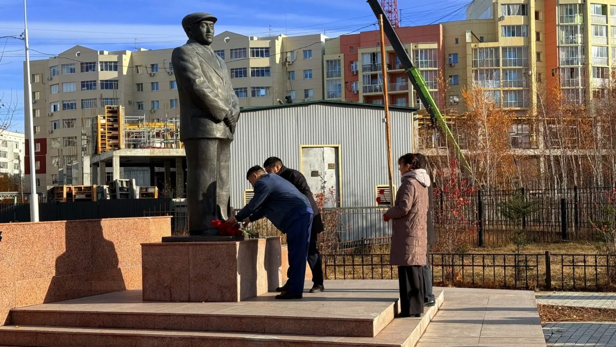 В Якутске возложили цветы к памятнику Илье Винокурову В Якутске возложили цветы к памятнику Илье Винокурову