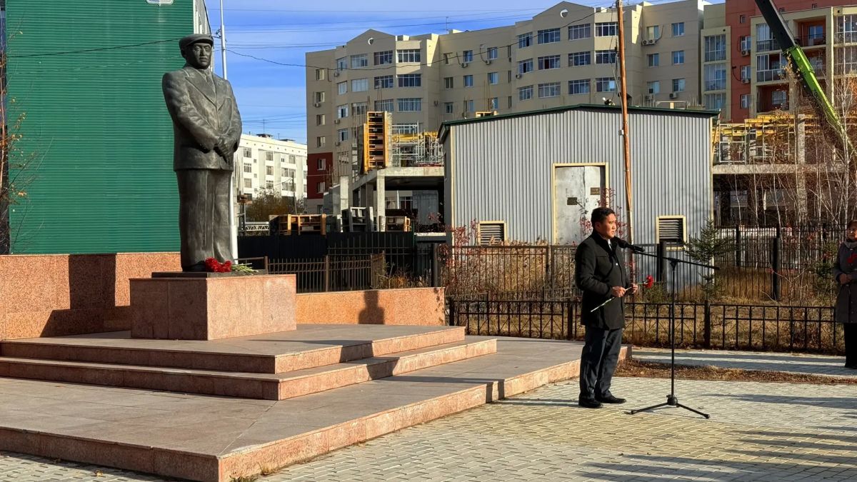 В Якутске возложили цветы к памятнику Илье Винокурову В Якутске возложили цветы к памятнику Илье Винокурову