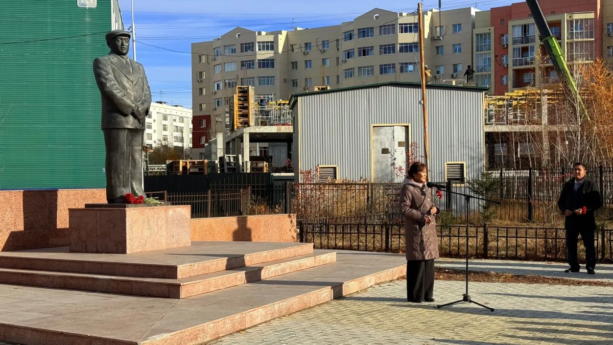 В Якутске возложили цветы к памятнику Илье Винокурову В Якутске возложили цветы к памятнику Илье Винокурову