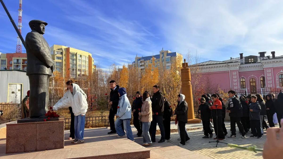 В Якутске возложили цветы к памятнику Илье Винокурову В Якутске возложили цветы к памятнику Илье Винокурову