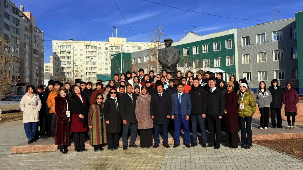 В Якутске возложили цветы к памятнику Илье Винокурову В Якутске возложили цветы к памятнику Илье Винокурову