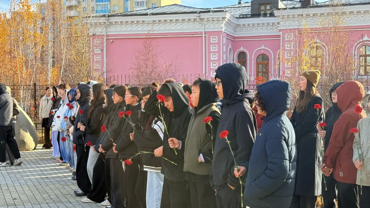 В Якутске возложили цветы к памятнику Илье Винокурову В Якутске возложили цветы к памятнику Илье Винокурову