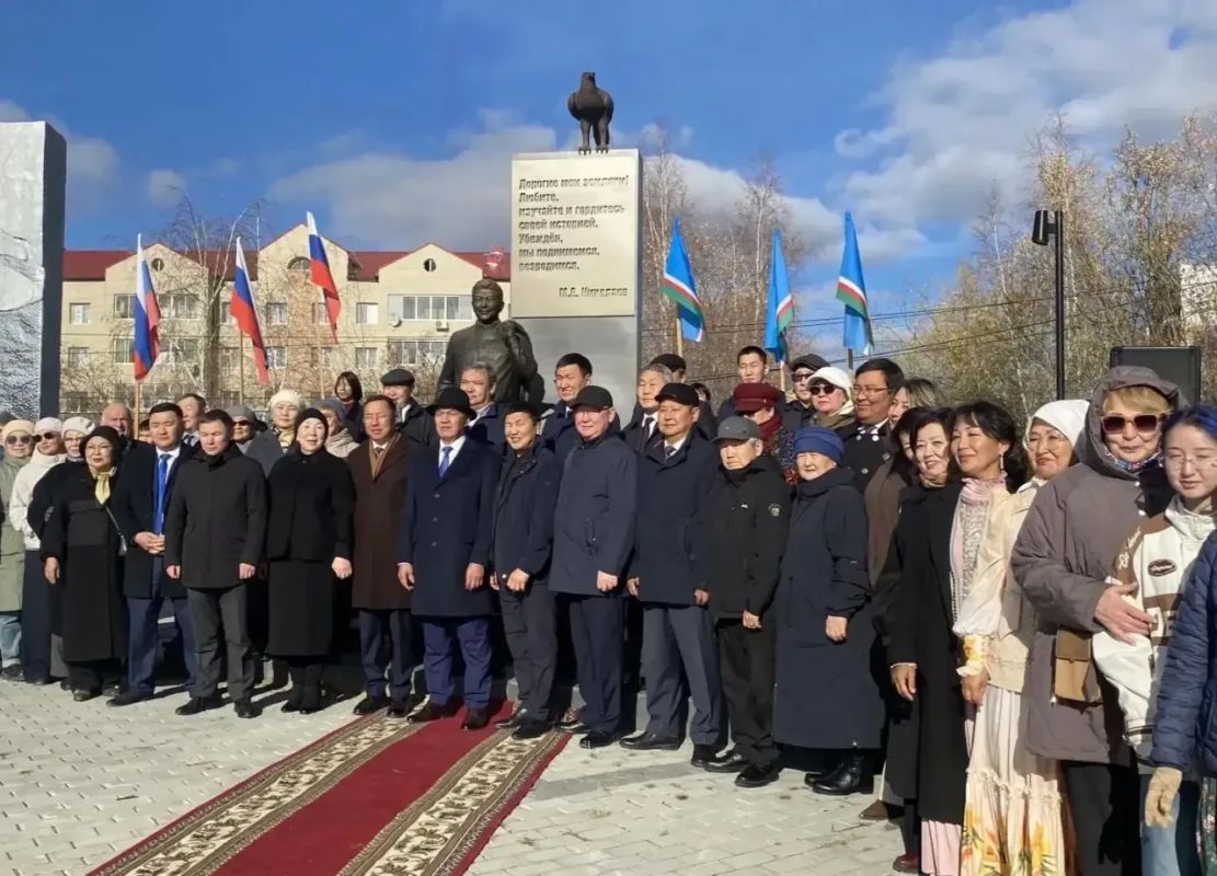 Торжественное собрание общественности ко Дню государственности Якутии прошло на малой родине первого президента республики Михаила Николаева