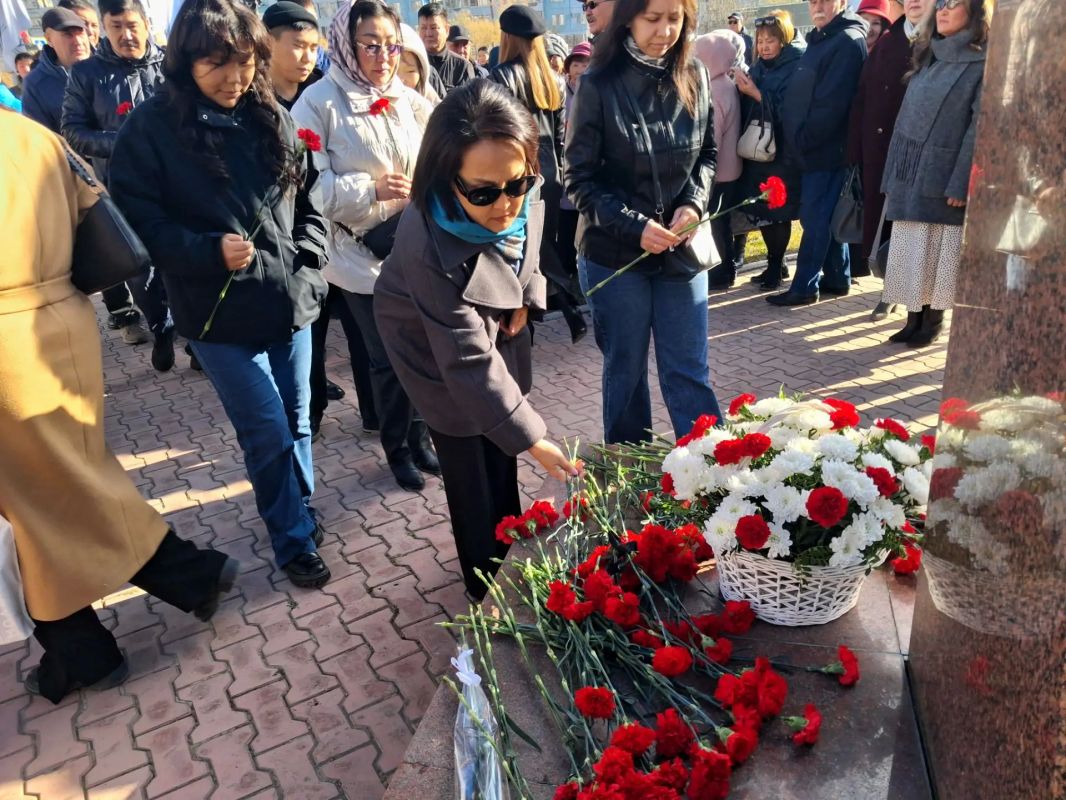 Сегодня в День государственности в городе Якутске состоялись возложения цветов к памятникам выдающихся государственных деятелей республики Сегодня в День государственности в городе Якутске состоялись возложения цветов к памятникам выдающихся государственных деятелей республики