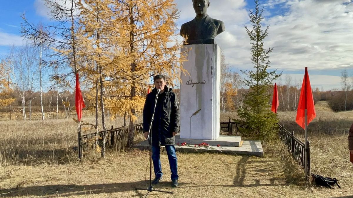 В День государственности Якутии возложили цветы к памятнику Платону Алексеевичу Ойунскому, установленному в его родном алаасе в Таттинском улусе В День государственности Якутии возложили цветы к памятнику Платону Алексеевичу Ойунскому, установленному в его родном алаасе в Таттинском улусе