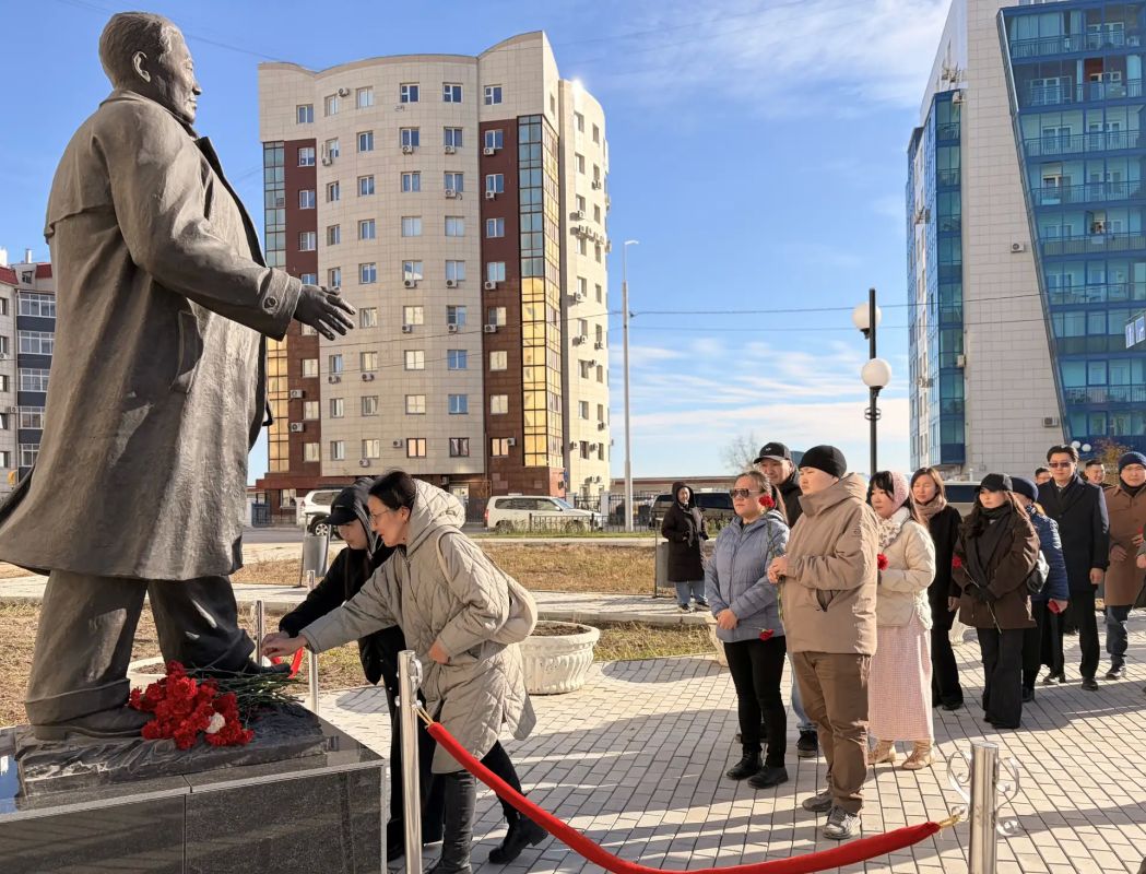 Сегодня, в День государственности Республики Саха (Якутия), коллектив Минстроя Якутии почтил память Семёна Захаровича Борисова — первого секретаря Якутского обкома КПСС, внесшего значительный вклад в развитие республики и... Сегодня, в День государственности Республики Саха (Якутия), коллектив Минстроя Якутии почтил память Семёна Захаровича Борисова — первого секретаря Якутского обкома КПСС, внесшего значительный вклад в развитие республики и...