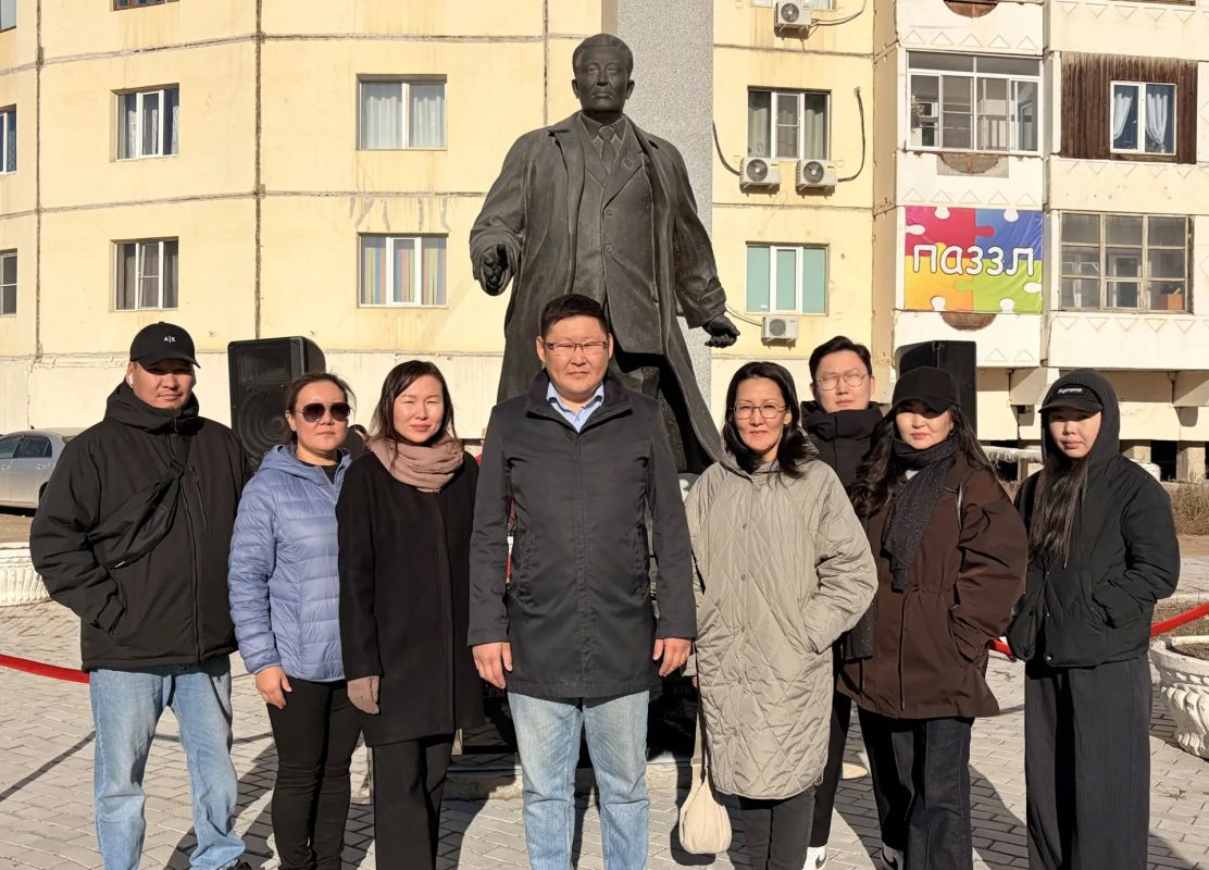 Сегодня, в День государственности Республики Саха (Якутия), коллектив Минстроя Якутии почтил память Семёна Захаровича Борисова — первого секретаря Якутского обкома КПСС, внесшего значительный вклад в развитие республики и... Сегодня, в День государственности Республики Саха (Якутия), коллектив Минстроя Якутии почтил память Семёна Захаровича Борисова — первого секретаря Якутского обкома КПСС, внесшего значительный вклад в развитие республики и...