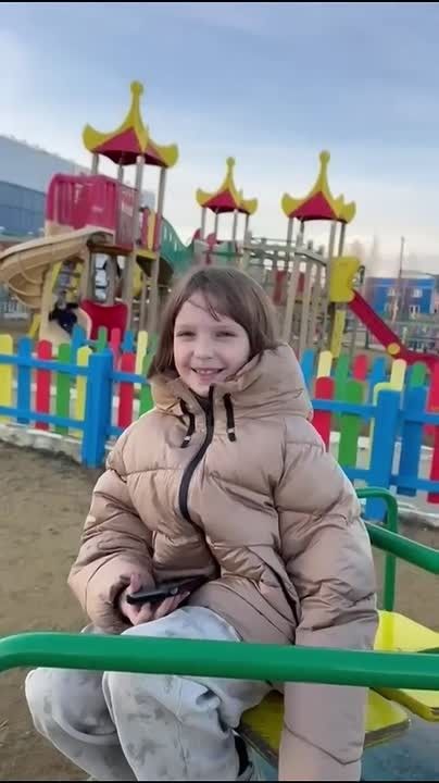 Уже повзрослевшие выпускники детского сада №84 "Искорка" записали видео-поздравление с Днём дошкольного работника