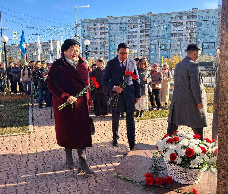 Сегодня в День государственности в городе Якутске состоялись возложения цветов к памятникам выдающихся государственных деятелей республики Сегодня в День государственности в городе Якутске состоялись возложения цветов к памятникам выдающихся государственных деятелей республики