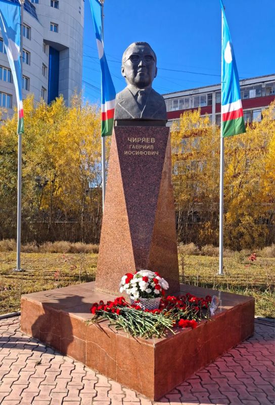 Сегодня в День государственности в городе Якутске состоялись возложения цветов к памятникам выдающихся государственных деятелей республики Сегодня в День государственности в городе Якутске состоялись возложения цветов к памятникам выдающихся государственных деятелей республики