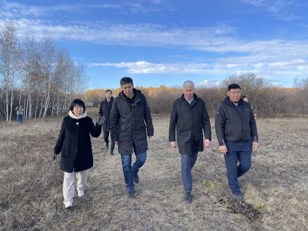 В День государственности Якутии возложили цветы к памятнику Платону Алексеевичу Ойунскому, установленному в его родном алаасе в Таттинском улусе В День государственности Якутии возложили цветы к памятнику Платону Алексеевичу Ойунскому, установленному в его родном алаасе в Таттинском улусе