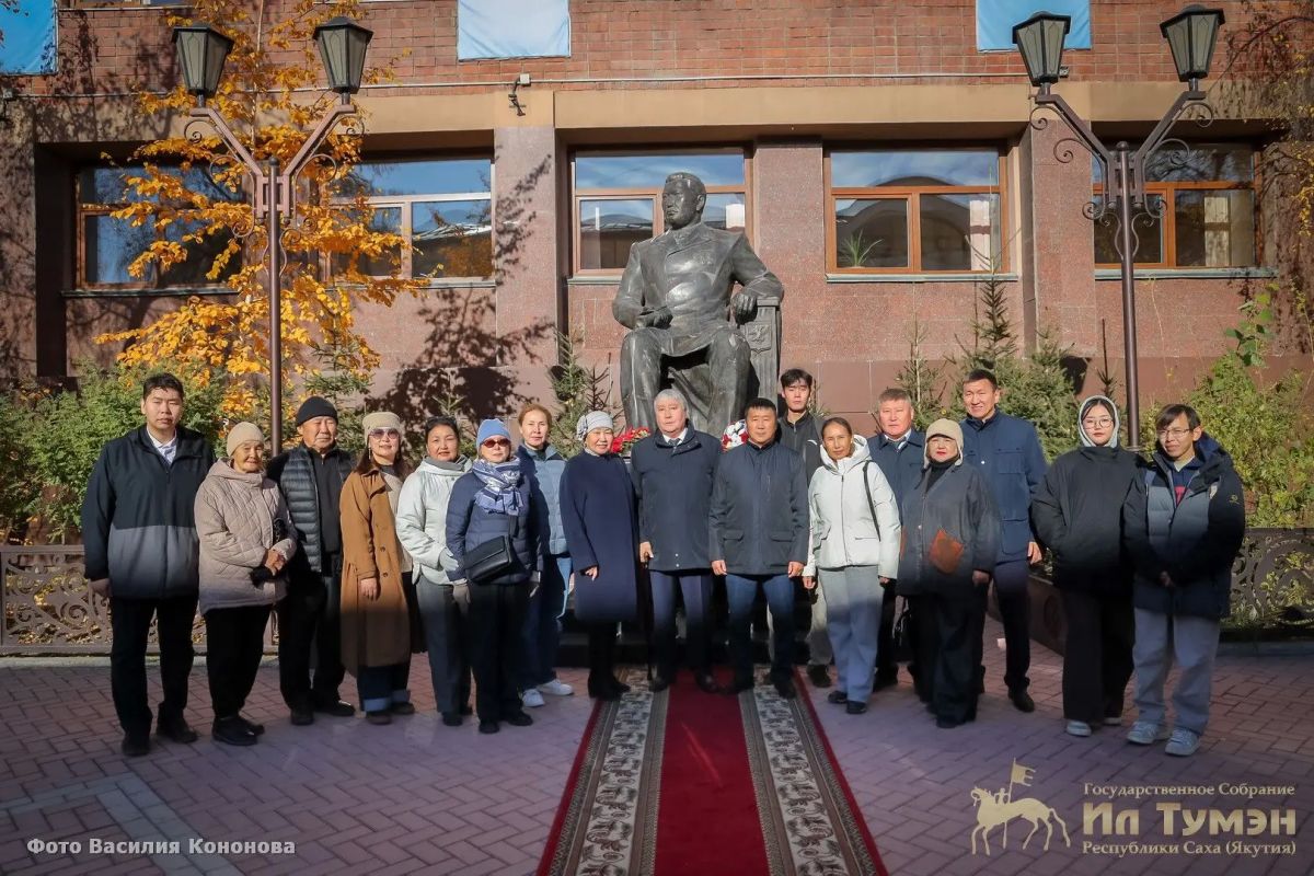 В Якутске состоялись торжественные церемонии возложения цветов к памятникам выдающихся общественных и политических деятелей Якутии, посвящённые Дню государственности Республики Саха (Якутия) В Якутске состоялись торжественные церемонии возложения цветов к памятникам выдающихся общественных и политических деятелей Якутии, посвящённые Дню государственности Республики Саха (Якутия)