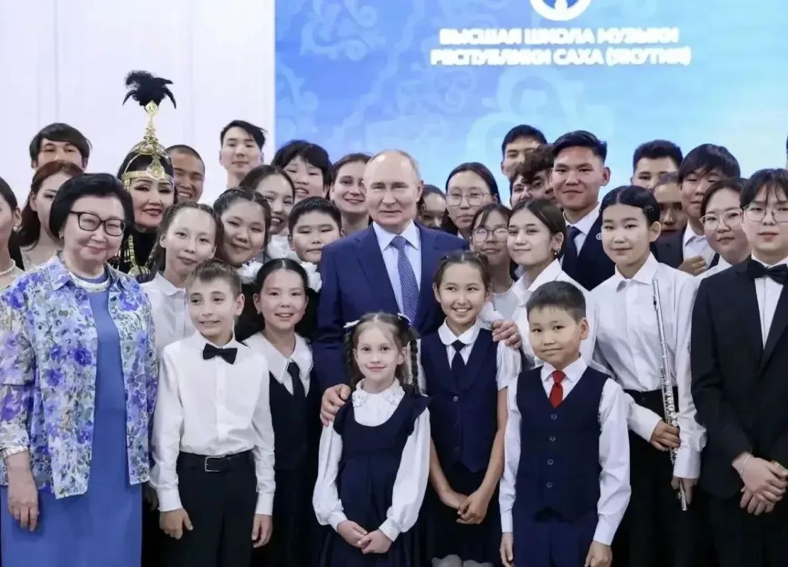 В ходе Прямой линии Главы Якутии Айсена Николаева состоялось прямое включение из Высшей школы музыки, где ученики обратились с приглашением к Президенту России и Главе Якутии В ходе Прямой линии Главы Якутии Айсена Николаева состоялось прямое включение из Высшей школы музыки, где ученики обратились с приглашением к Президенту России и Главе Якутии