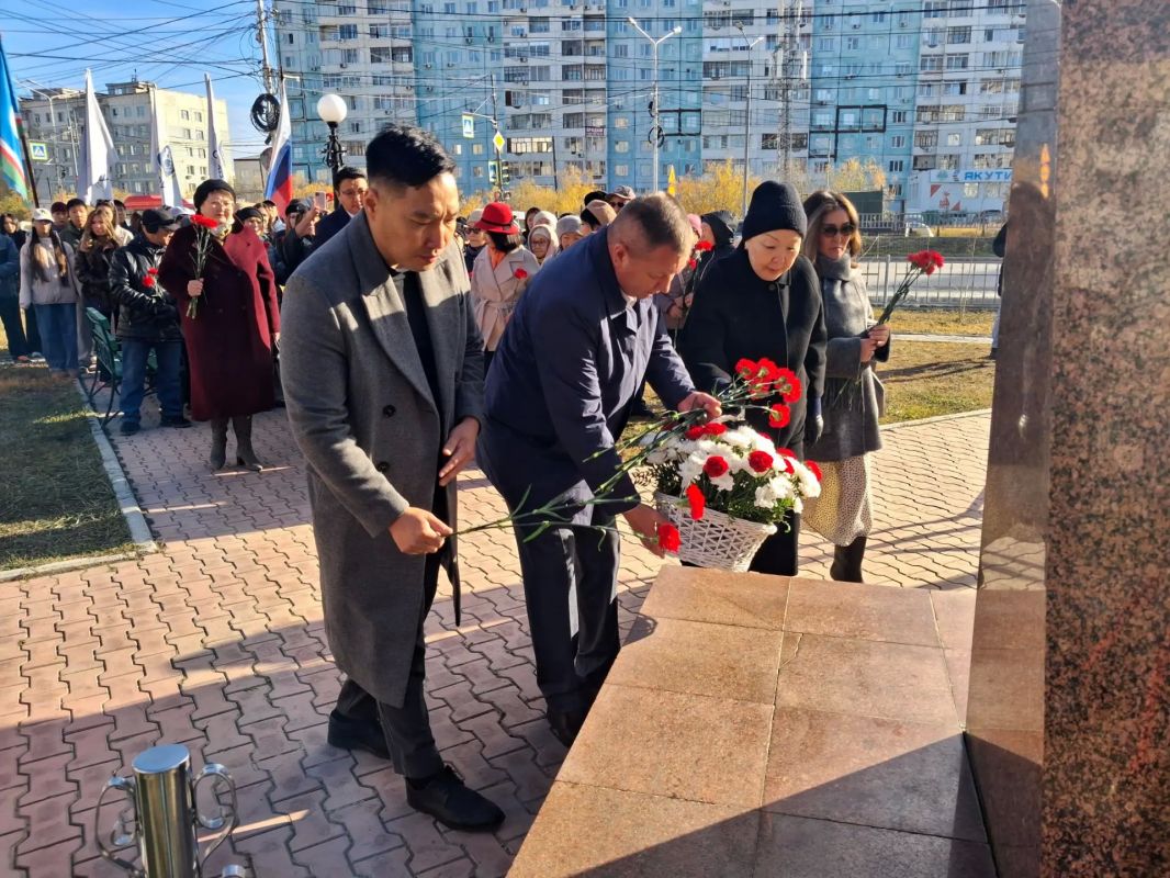 Сегодня в День государственности в городе Якутске состоялись возложения цветов к памятникам выдающихся государственных деятелей республики Сегодня в День государственности в городе Якутске состоялись возложения цветов к памятникам выдающихся государственных деятелей республики