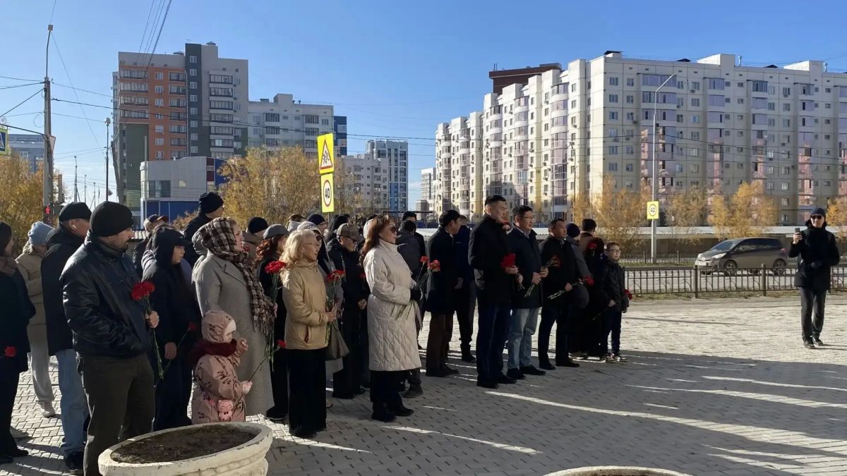 В День государственности Республики Саха (Якутия) возложили цветы к памятнику выдающегося руководителя Семена Борисова В День государственности Республики Саха (Якутия) возложили цветы к памятнику выдающегося руководителя Семена Борисова