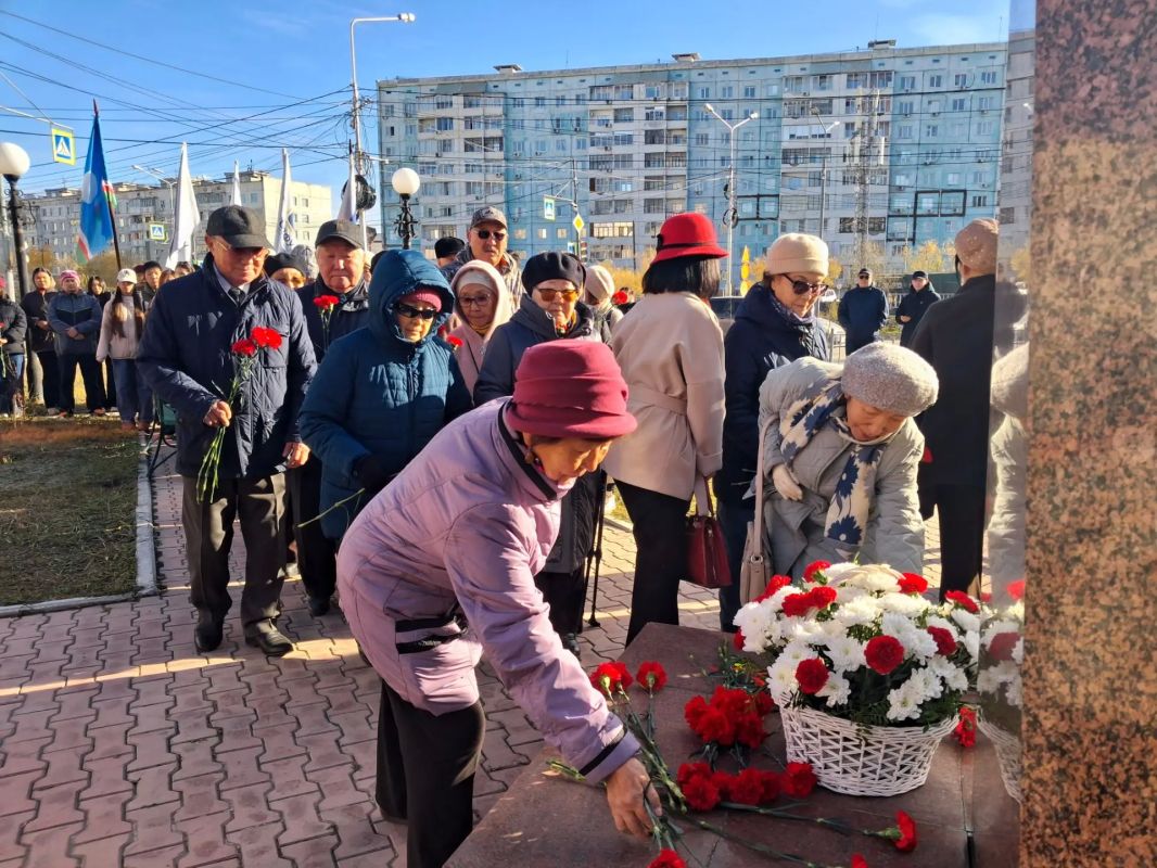 Сегодня в День государственности в городе Якутске состоялись возложения цветов к памятникам выдающихся государственных деятелей республики Сегодня в День государственности в городе Якутске состоялись возложения цветов к памятникам выдающихся государственных деятелей республики