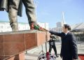 Айсен Николаев возложил цветы к памятнику Платону Ойунскому в День государственности республики