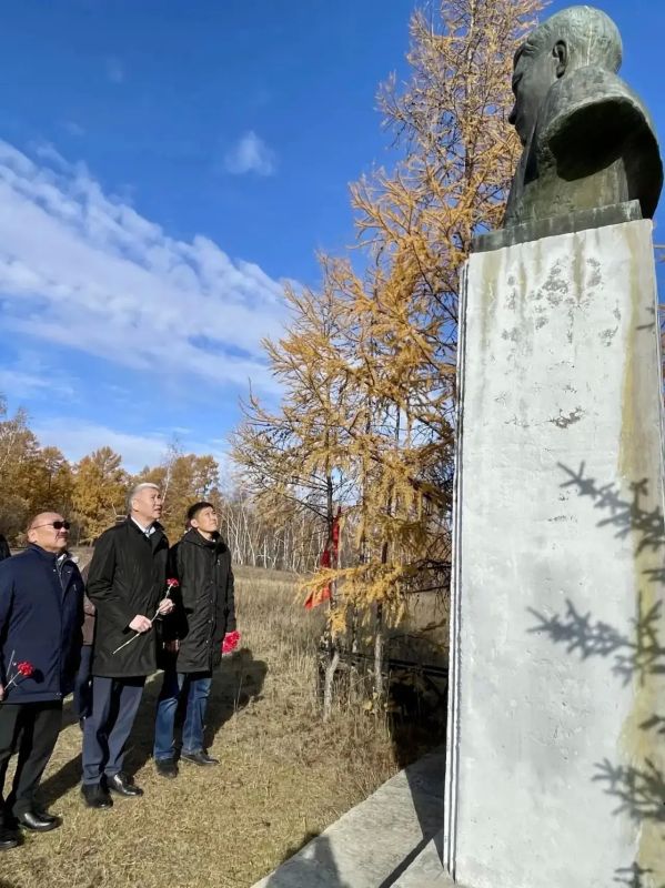 В День государственности Якутии возложили цветы к памятнику Платону Алексеевичу Ойунскому, установленному в его родном алаасе в Таттинском улусе В День государственности Якутии возложили цветы к памятнику Платону Алексеевичу Ойунскому, установленному в его родном алаасе в Таттинском улусе