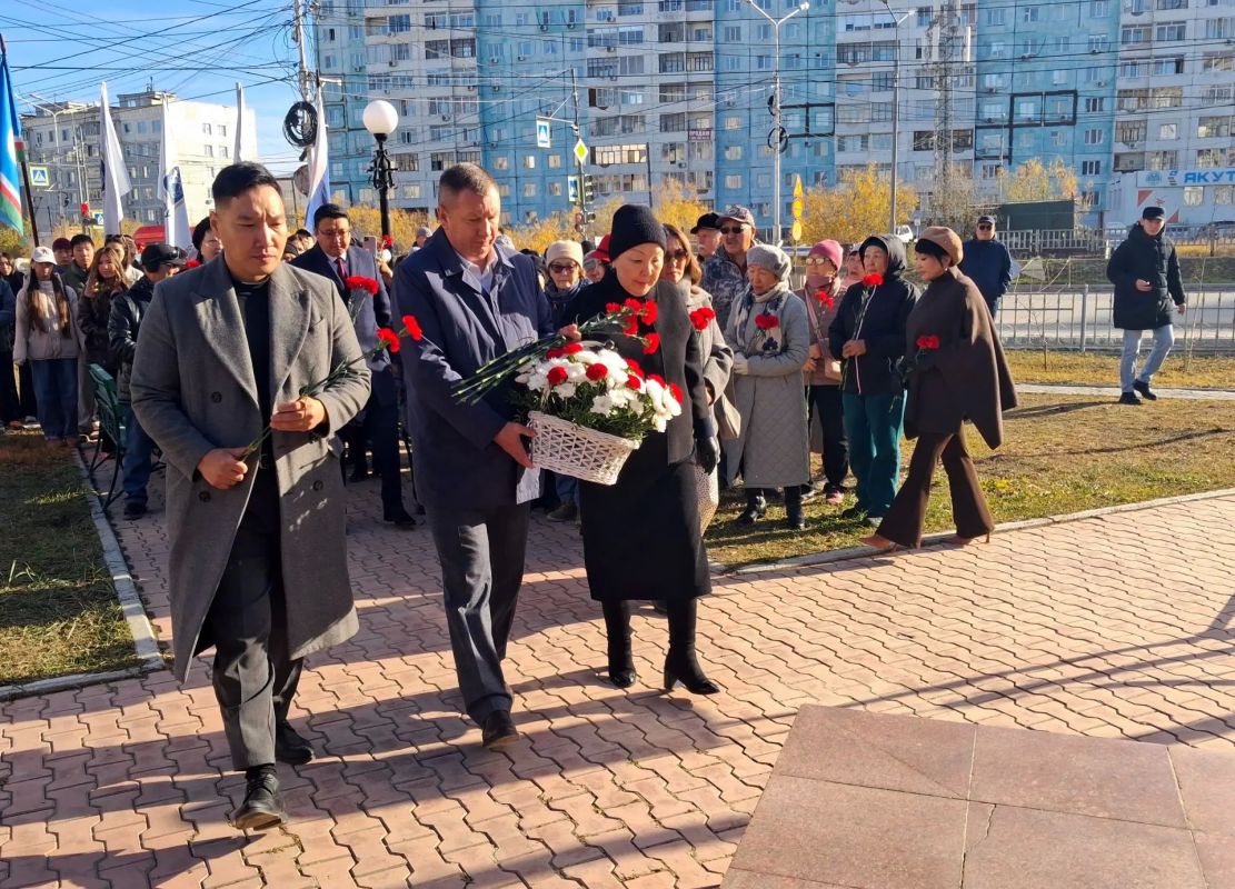 Сегодня в День государственности в городе Якутске состоялись возложения цветов к памятникам выдающихся государственных деятелей республики