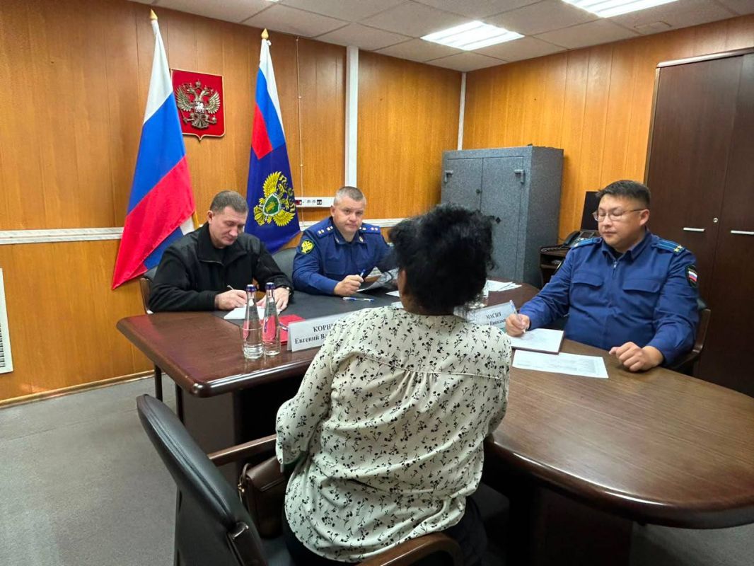 Прокурор республики Сергей Дябкин посетил с рабочей поездкой Томпонский район Прокурор республики Сергей Дябкин посетил с рабочей поездкой Томпонский район