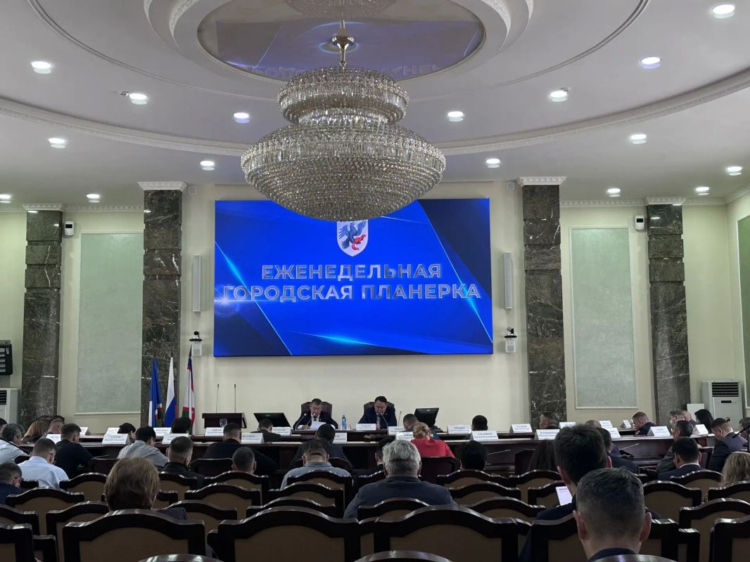 Сегодня на общегородской планерке обсудили итоги "Прямой линии" Главы Республики Саха (Якутия) Айсена Сергеевича Николаева